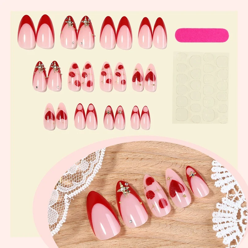 Kunstnagelset mit romantischen Herzmotiven und glamourösen 3D-Details Brehn