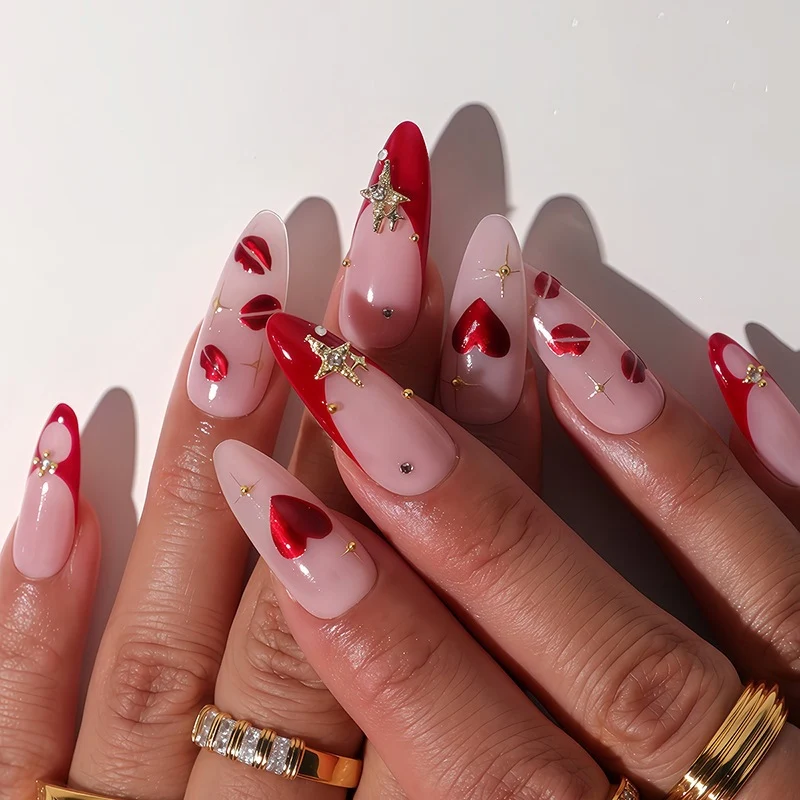 Kunstnagelset mit romantischen Herzmotiven und glamourösen 3D-Details Brehn
