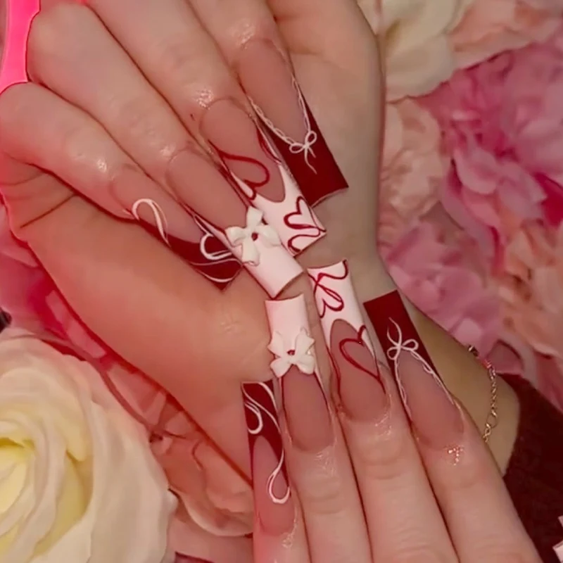 Kunstnagelset mit romantischen Herzmotiven und eleganten Designs Brehn