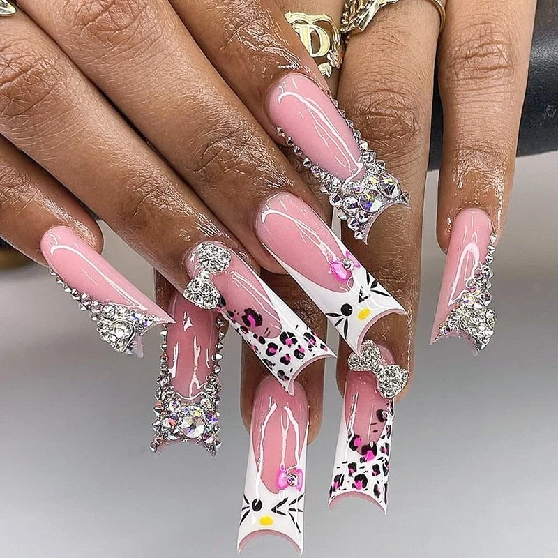 Kunstnagelset mit kreativen Tier- und Glitzerdetails Brehn
