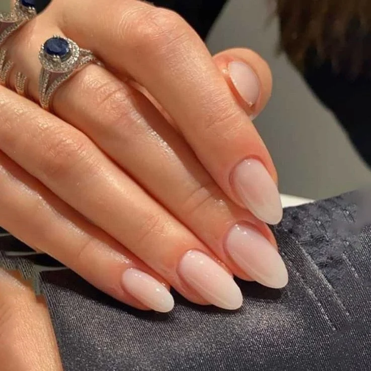 Kunstnagelset mit kreativen Tier- und Glitzerdetails Brehn