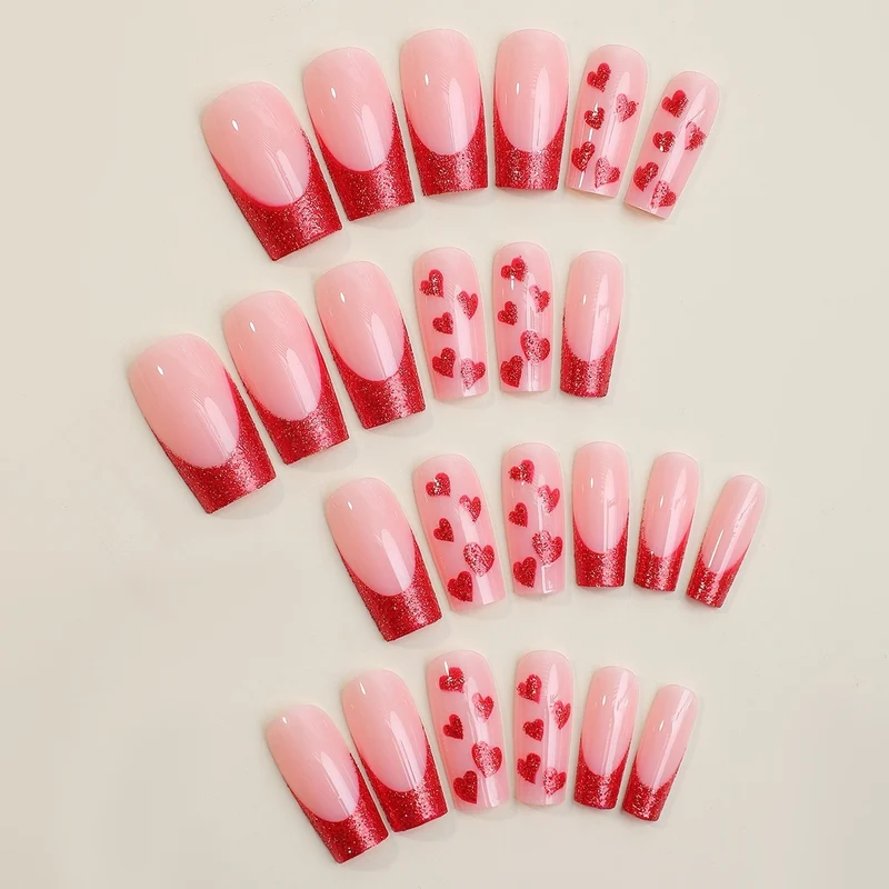 Kunstnagelset mit romantischen Herz-Designs und Glitzerakzenten Brehn