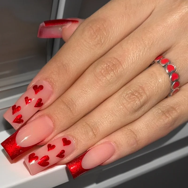 Kunstnagelset mit romantischen Herz-Designs und Glitzerakzenten Brehn
