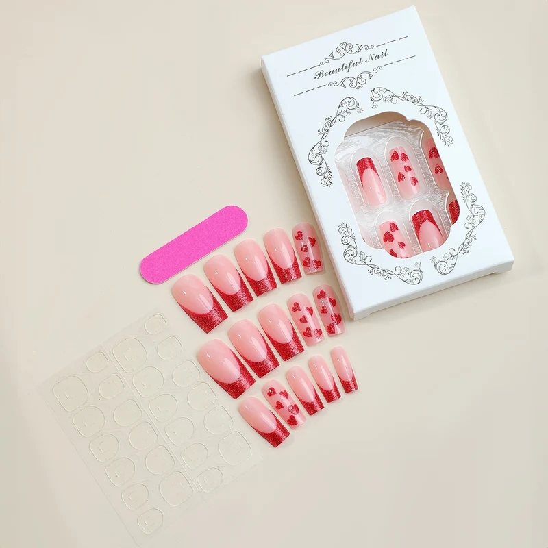 Kunstnagelset mit romantischen Herz-Designs und Glitzerakzenten Brehn