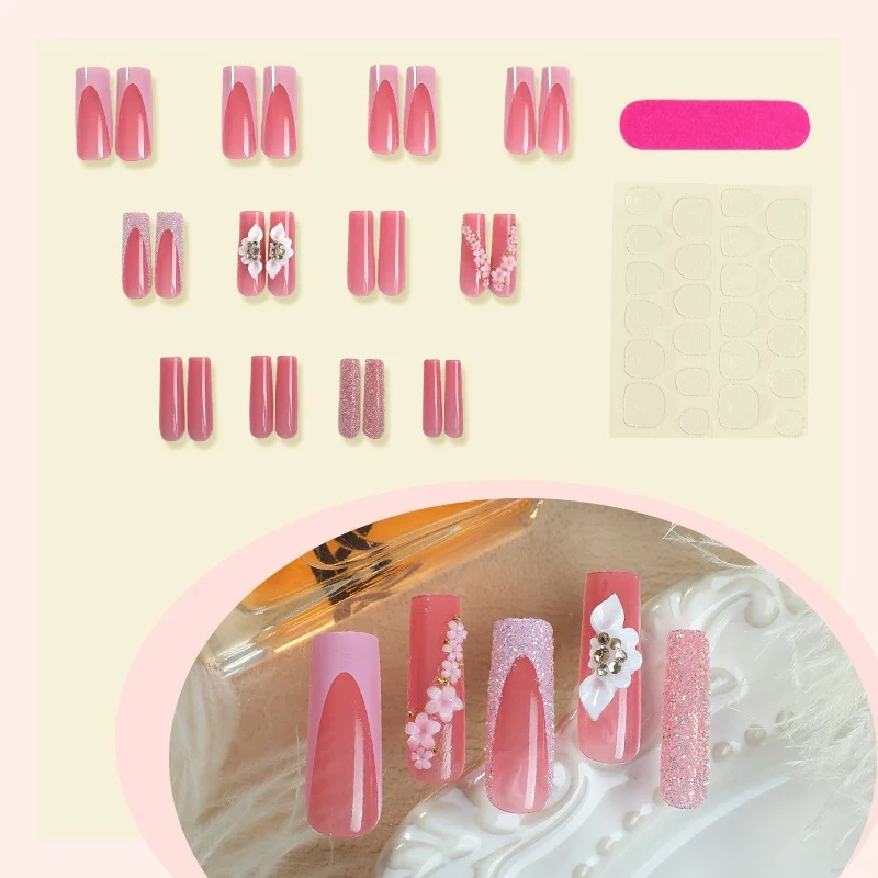 Kunstnagelset mit romantischen Blüten- und Glitzerelementen Brehn