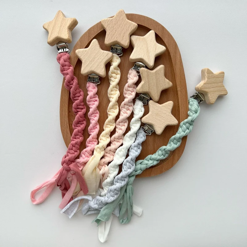 Holzstern Schnullerclip mit geflochtenem Baumwollriemen