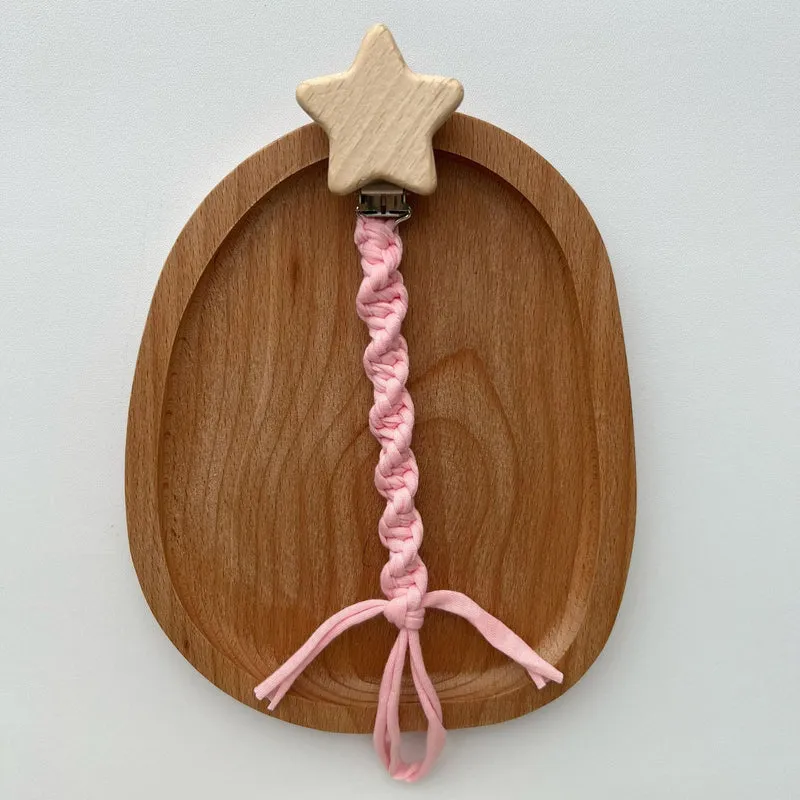 Holzstern Schnullerclip mit geflochtenem Baumwollriemen