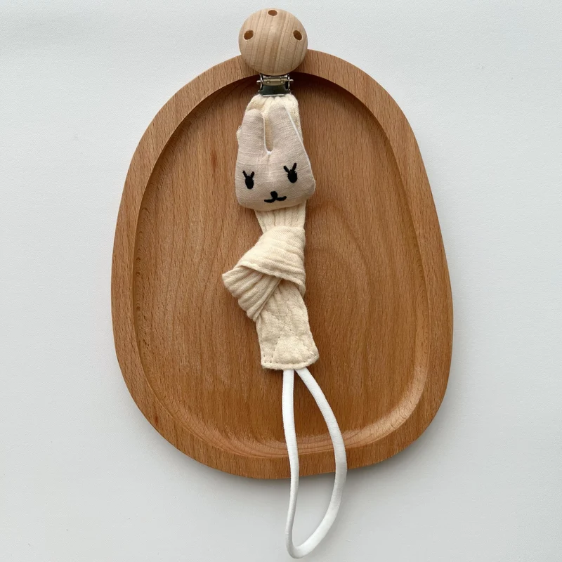 Holzclip Fuchs Plüsch Schnullerhalter mit geknotetem Musselinstreifen