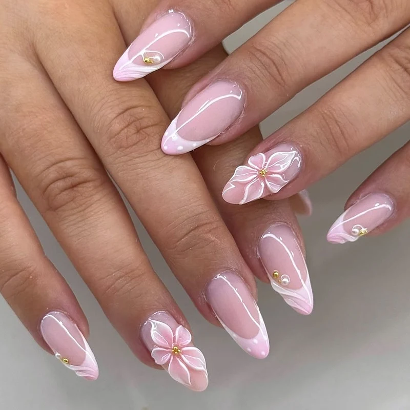 Kunstnagelset mit romantischen Blüten und eleganten Designakzenten Brehn