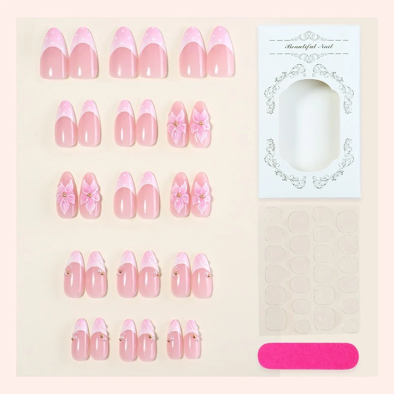 Kunstnagelset mit romantischen Blüten und eleganten Designakzenten Brehn
