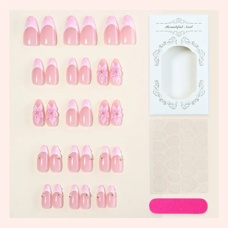 Kunstnagelset mit romantischen Blüten und eleganten Designakzenten Brehn