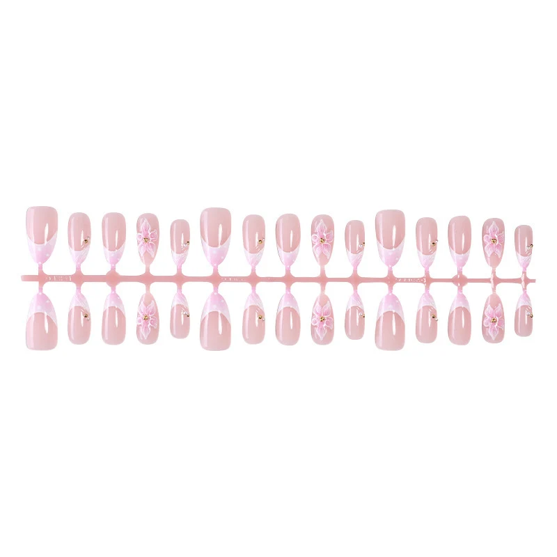 Kunstnagelset mit romantischen Blüten und eleganten Designakzenten Brehn