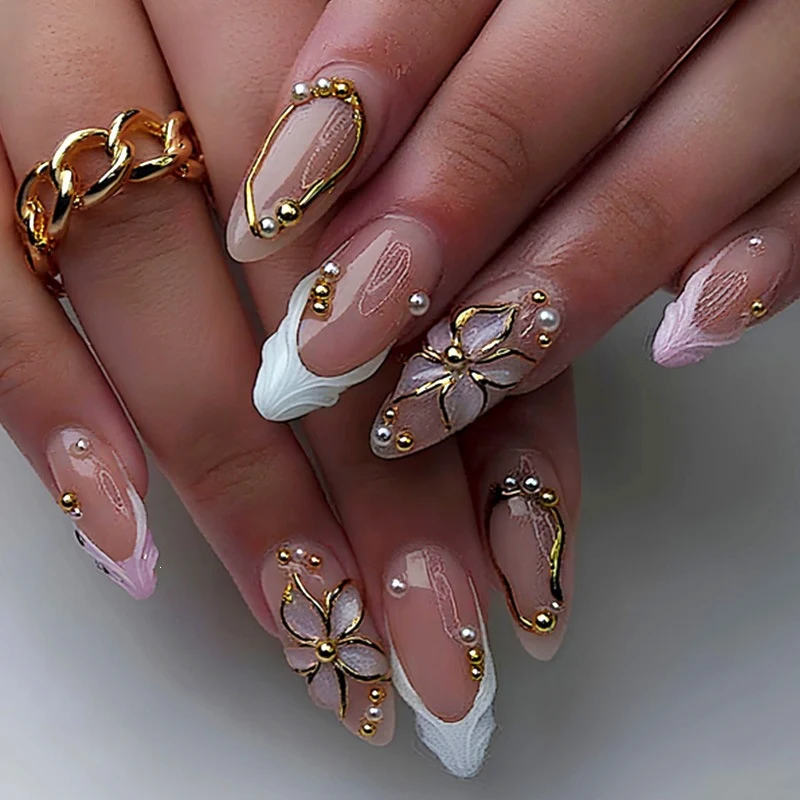 Kunstnagelset mit romantischen Akzenten Brehn