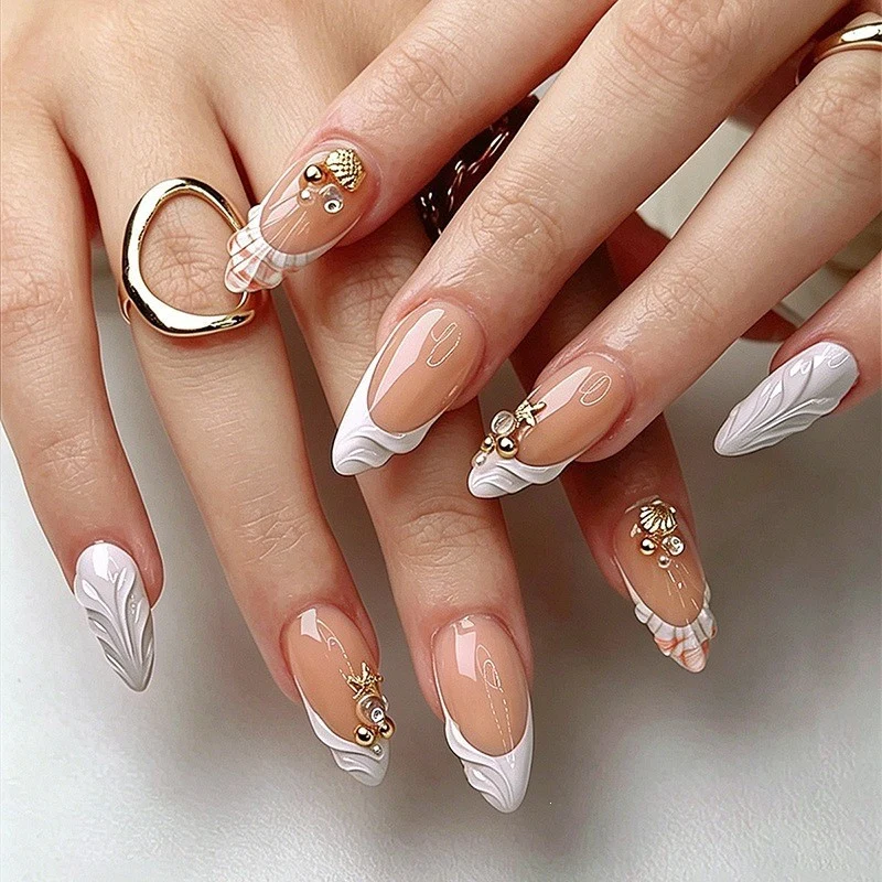 Kunstnagelset mit romantischen Akzenten Brehn