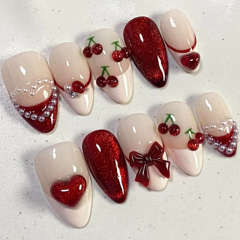 Kunstnagelset mit romantischem Herzdesign und funkelnden Akzenten Brehn