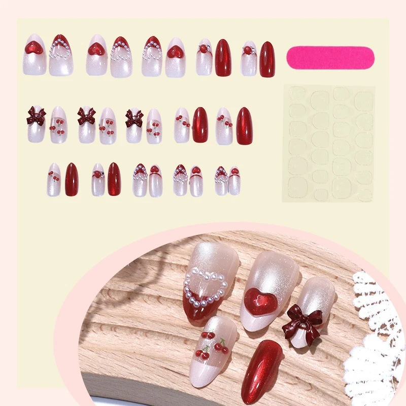 Kunstnagelset mit romantischem Herzdesign und funkelnden Akzenten Brehn