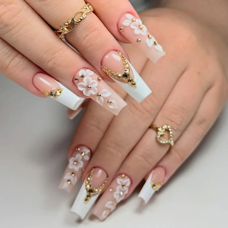 Kunstnagelset mit raffinierten Blüten- und Glitzerelementen Brehn