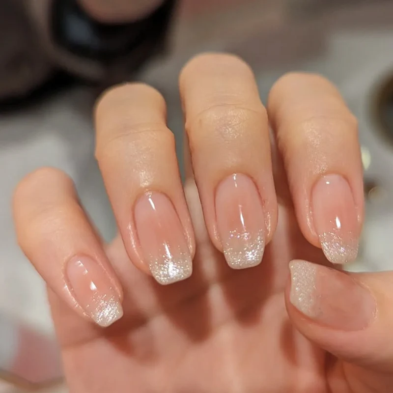 Kunstnagelset mit Ombre-Effekt und Glitzerakzenten Brehn