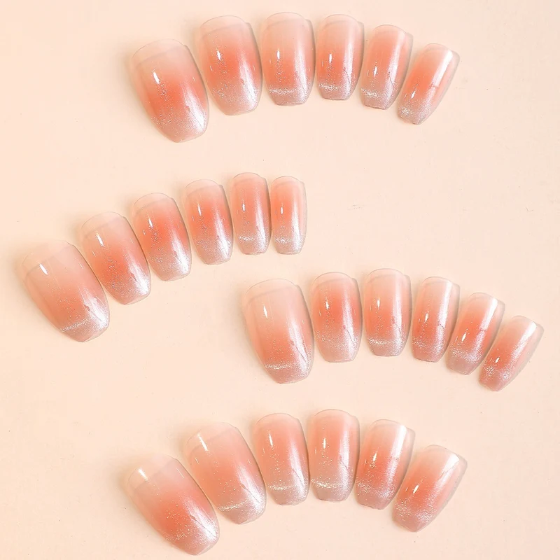 Kunstnagelset mit Ombre-Effekt und Glitzerakzenten Brehn