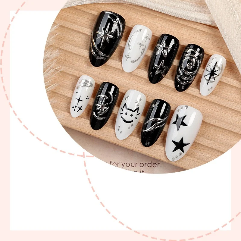 Kunstnagelset mit kreativen star-motiven und glitzernden Akzenten Brehn