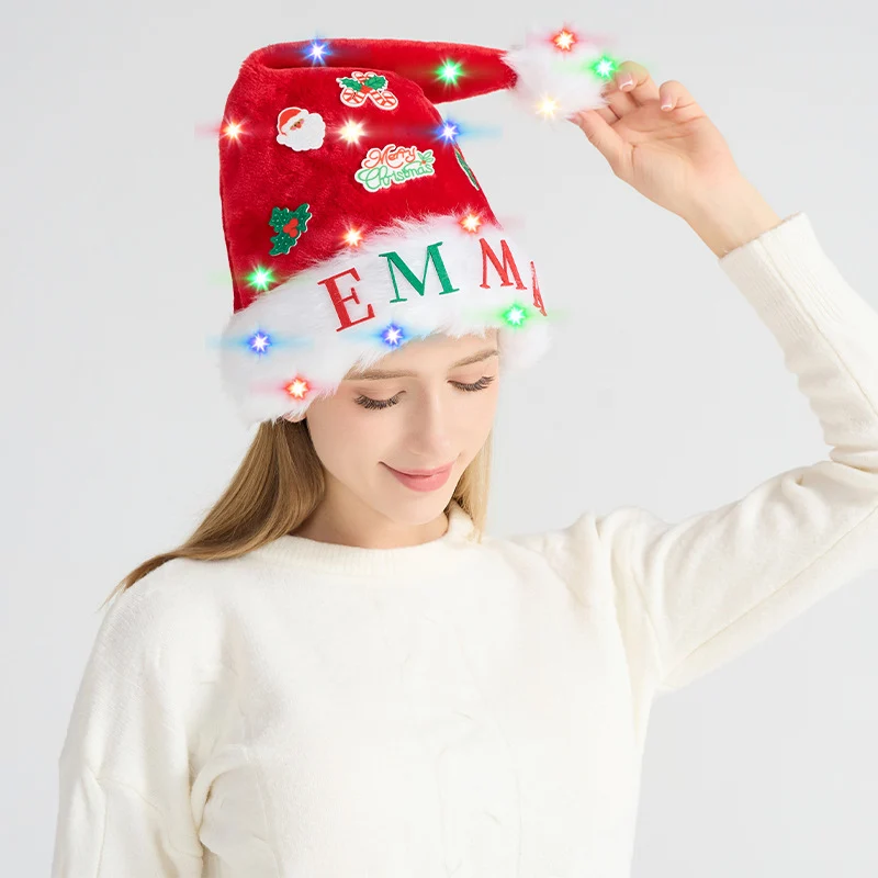Weihnachtsmütze mit Lichtern und Applikationen