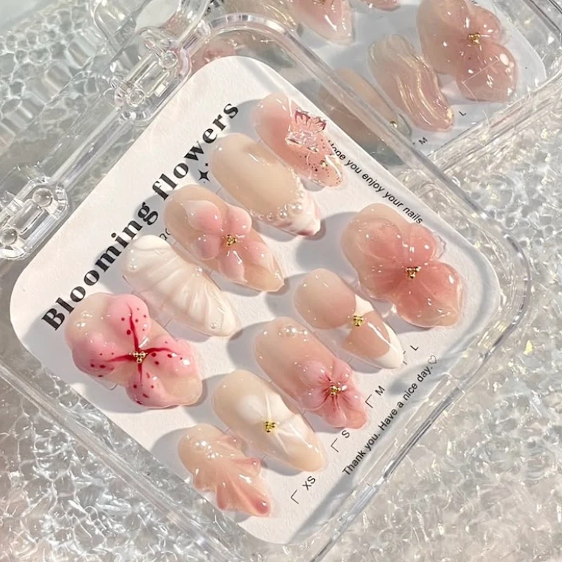 Kunstnagelset mit zarten Blüten- und Schmuckdetails Brehn