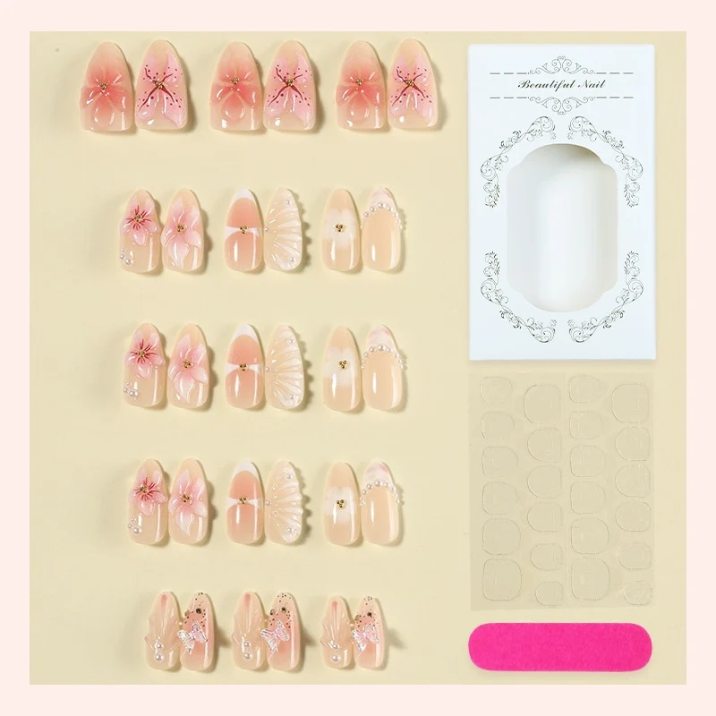 Kunstnagelset mit zarten Blüten- und Schmuckdetails Brehn