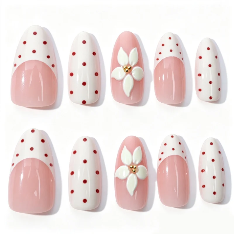 Kunstnagelset mit zarten Blüten- und Puntierungselementen Brehn
