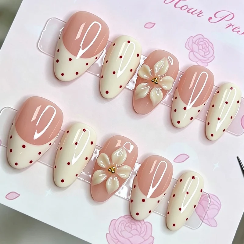 Kunstnagelset mit zarten Blüten- und Puntierungselementen Brehn