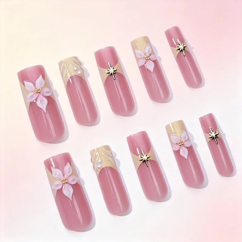 Kunstnagelset mit zarten Blüten- und Glitzerelementen Brehn