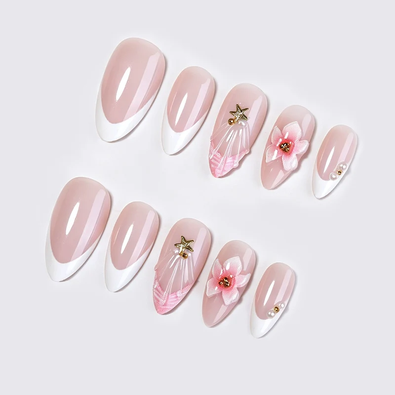Kunstnagelset mit zarten Blüten- und Glitzerapplikationen Brehn