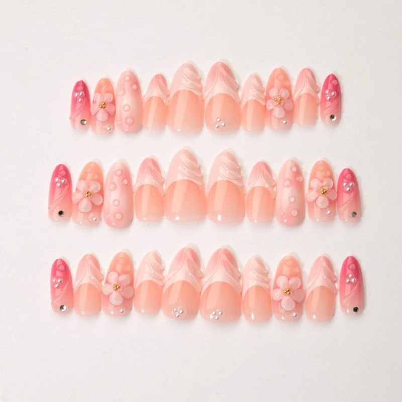 Kunstnagelset mit zarten Blüten- und Glitzerakzenten Brehn