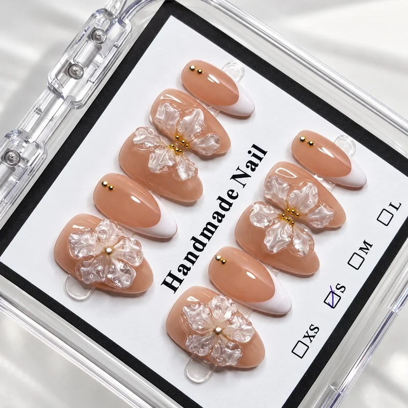 Kunstnagelset mit zarten Blumenmustern und eleganten Details Brehn