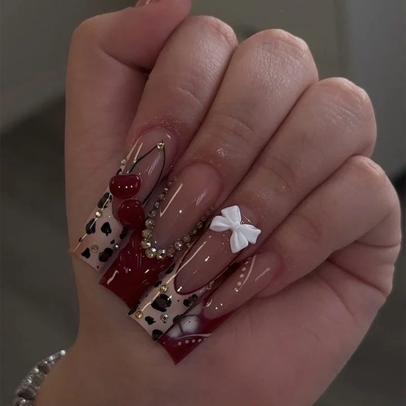 Kunstnagelset mit kreativen Leopardenmuster und funkelnden Akzenten Brehn