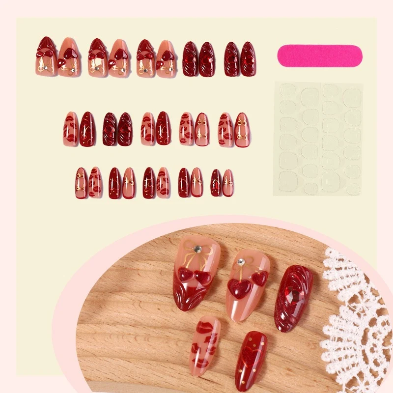 Kunstnagelset mit kreativen Herzdesigns Brehn