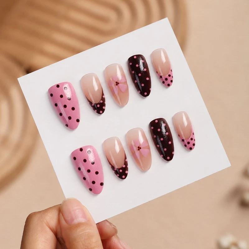 Kunstnagelset mit verspielten Punkten und floralen Akzenten Brehn