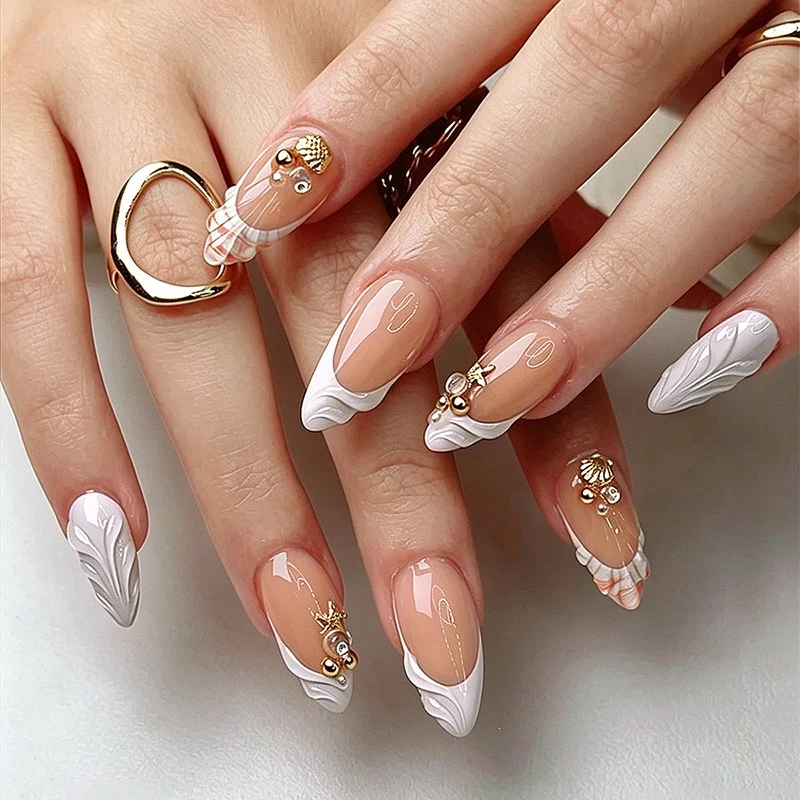 Kunstnagelset mit verspielten Designs und eleganten Akzenten Brehn