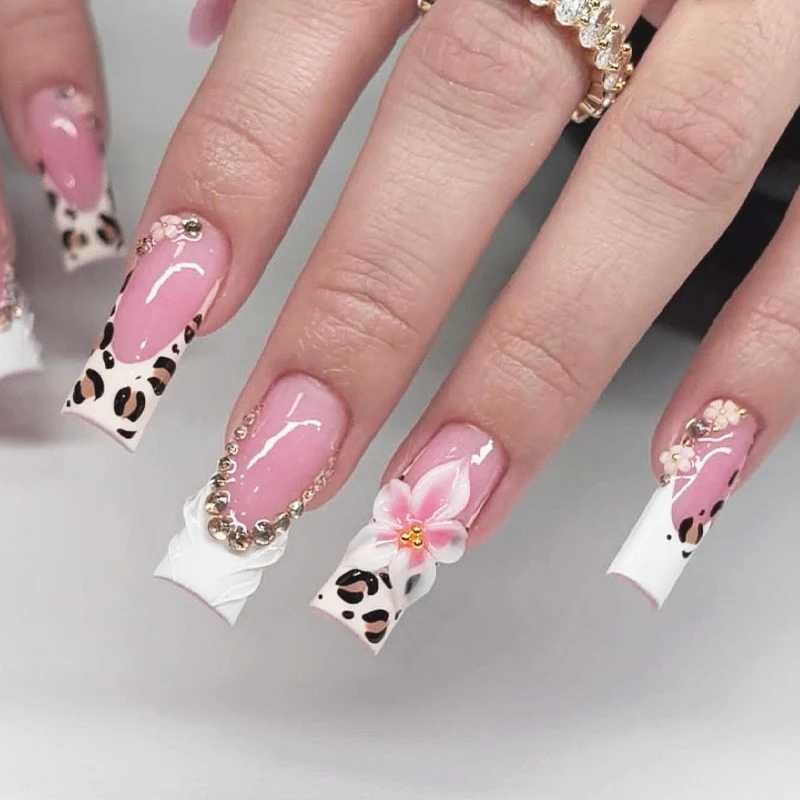 Kunstnagelset mit modischen Tier- und Glitzermotiven Brehn