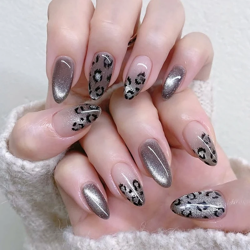 Kunstnagelset mit modischen Leomuster und eleganten Grautönen Brehn