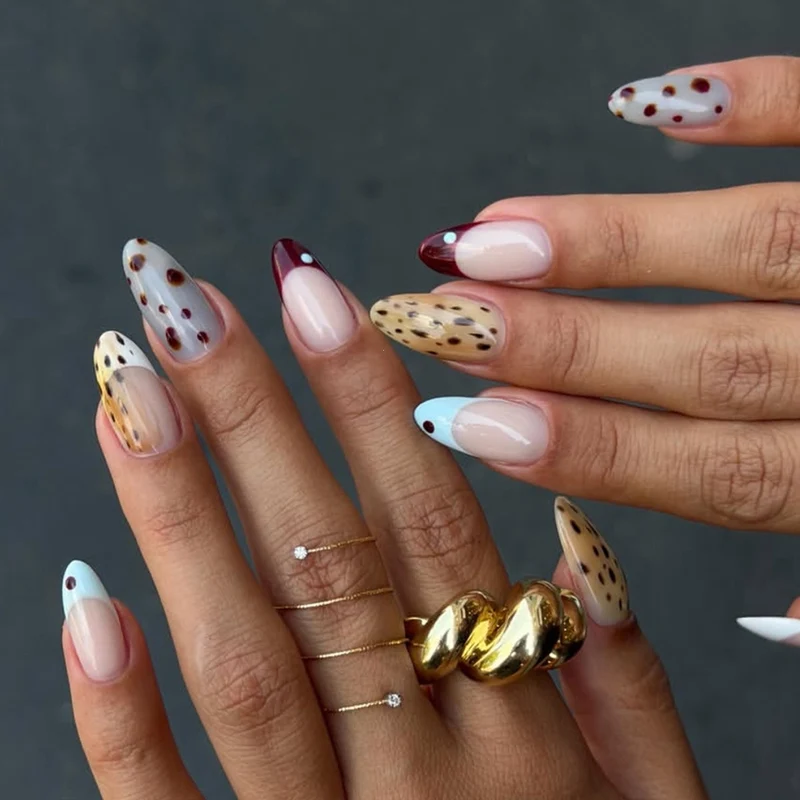 Kunstnagelset mit modernen Mustern und kreativen Akzenten Brehn