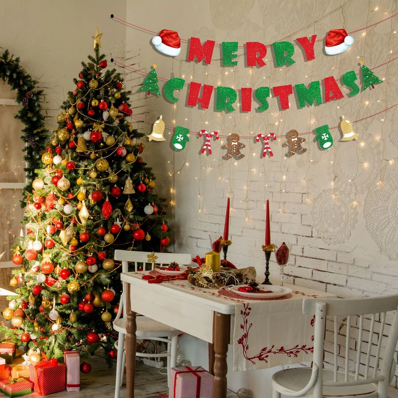 Festliche Weihnachtsgirlande mit glitzernden Buchstaben
