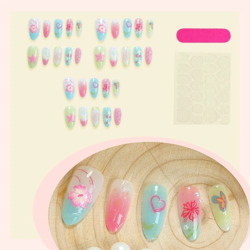 Kunstnagelset mit kreativen fröhlichen Designs und Glitzerdetails Brehn