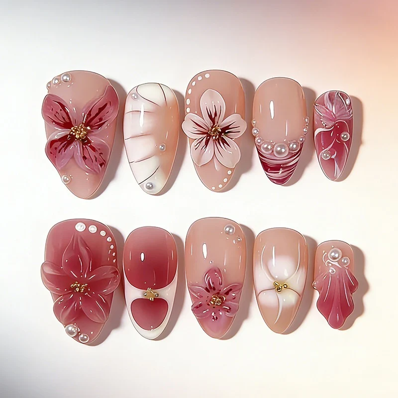 Kunstnagelset mit kreativen fröhlichen Designs und Glitzerdetails Brehn