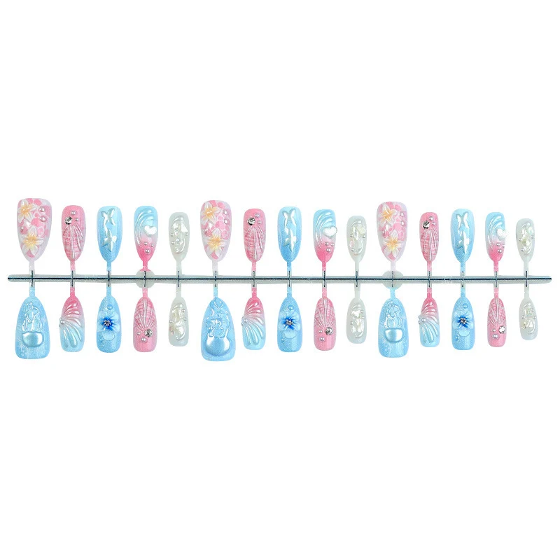 Kunstnagelset mit kreativen fröhlichen Designs und Glitzerdetails Brehn
