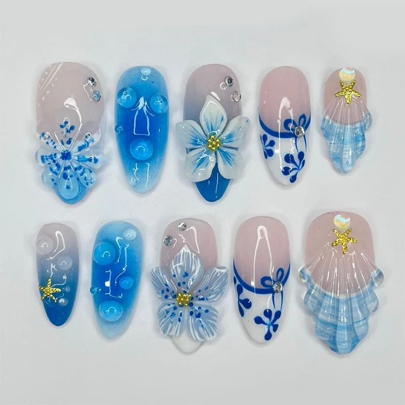 Kunstnagelset mit kreativen fröhlichen Designs und Glitzerdetails Brehn