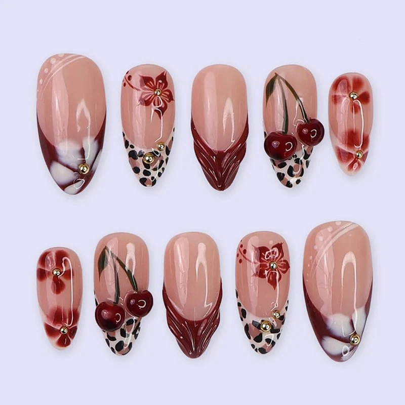 Kunstnagelset mit kreativen fröhlichen Designs und Glitzerdetails Brehn