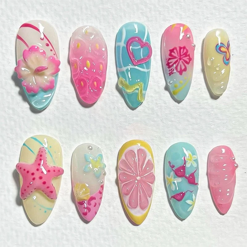 Kunstnagelset mit kreativen fröhlichen Designs und Glitzerdetails Brehn