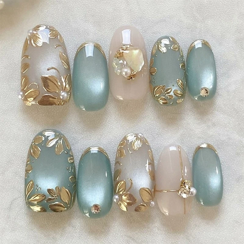 Kunstnagelset mit kreativen fröhlichen Designs und Glitzerdetails Brehn