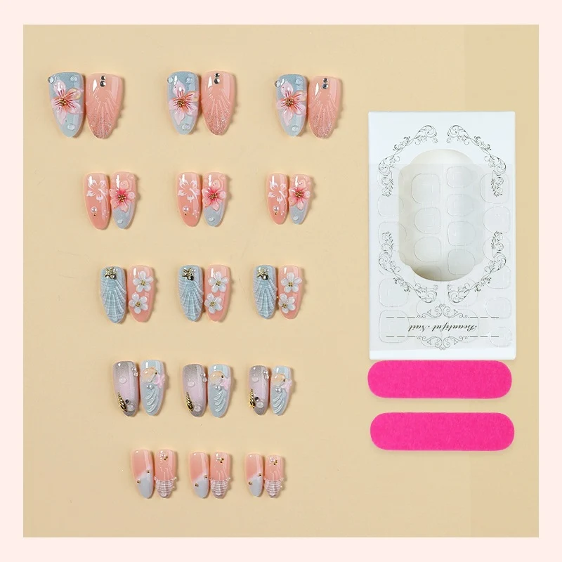 Kunstnagelset mit kreativen floralen Designs Brehn
