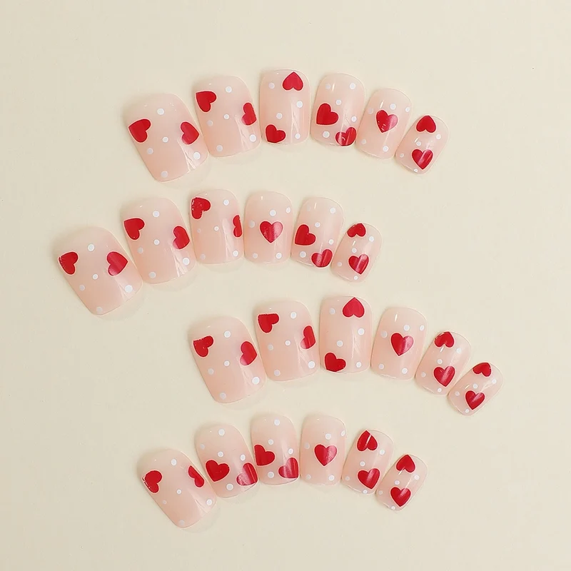 Kunstnagelset mit verspieltem Herzdesign Brehn